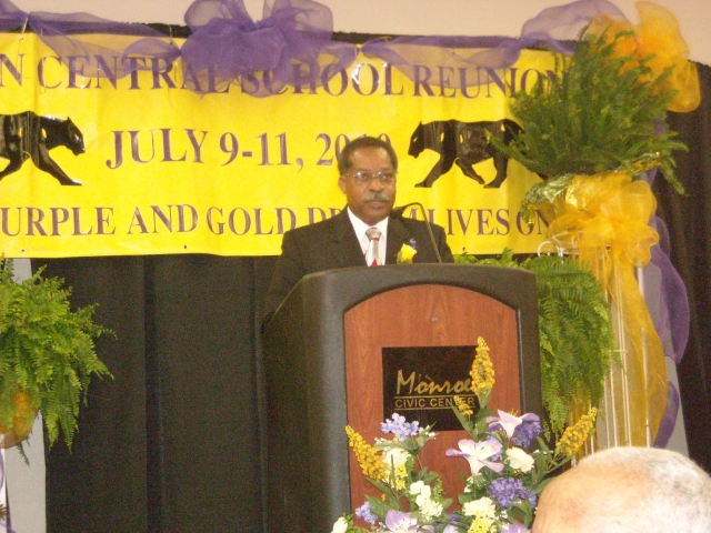 President Hearns (66) welcomes the group to the 2010 reunion.